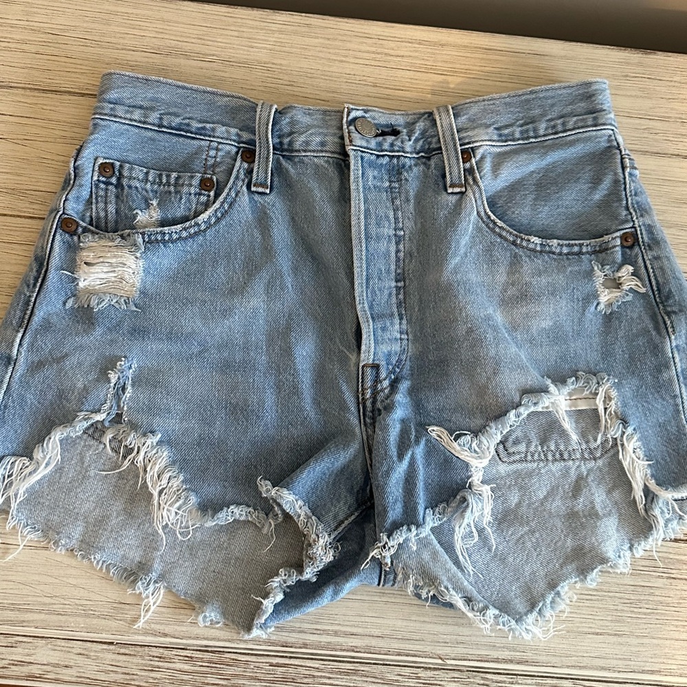 Levi’s shorts size 28